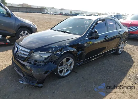 2011 Mercedes-Benz C 300 Luxury/Sport z USA, uszkodzony, nr VIN WDDGF5EB0BF632894